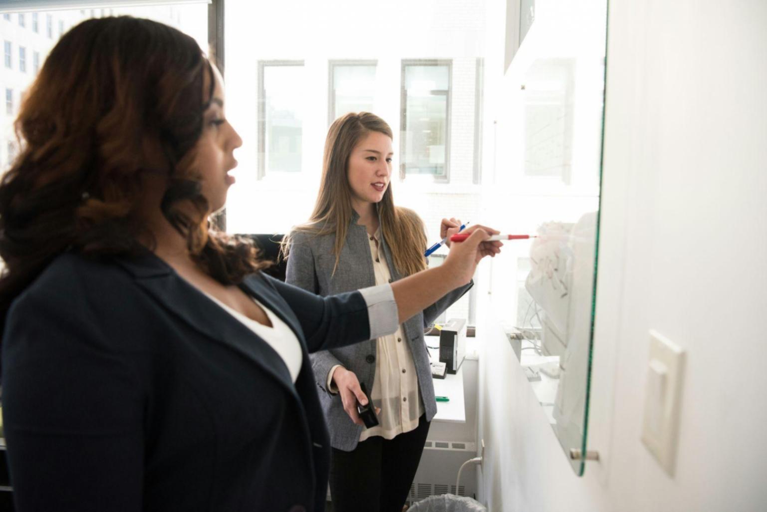 Professionelle Finanzberatung für Franchise-Unternehmen in modernem Büro